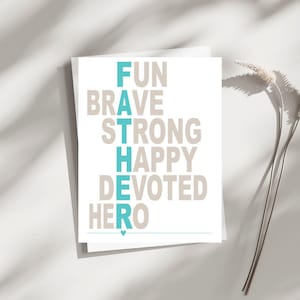 Op de afbeelding: Een witte rechthoekige wenskaart met het woord FATHER verticaal geschreven in turquoise letters. De horizontale woorden FUN, BRAVE, STRONG, HAPPY, DEVOTED en HERO zijn in lichtgrijs gedrukt en kruisen de verticale turquoise letters.