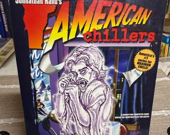 Könnte beinhalten: Buchcover für "American Chillers" von Johnathan Rand, mit dem Titel "Virtual Vampires of Vermont". Das Cover zeigt eine geisterhafte Figur und einen Computer, mit einem Horror-Thema. Der Text enthält "America's #1 series for MAXIMUM CHILLS!"