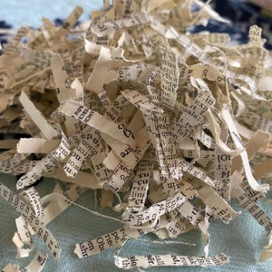 Pagine di libri sminuzzate / Carta vintage / Materiale di imballaggio riciclato / Sostituto delle arachidi per imballaggio / Cesto regalo