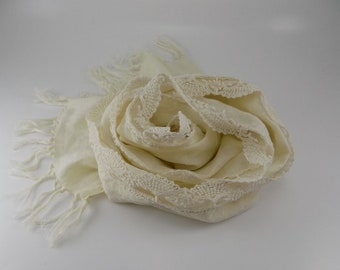 Small fringed linen scarf with lace, ivory scarf for wedding, cream bridesmaid scarf, 100% Exclusive, bridal shower gift