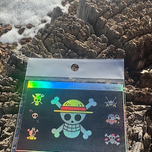 Holographische One Piece Anime Credit Card Vinyl Aufkleber Skins Jolly Roger von Co.Canvas