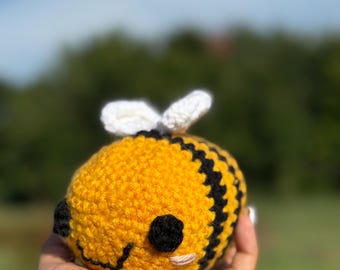 Peluche a forma di ape fatto a mano all'uncinetto - Amigurumi Bumblebee con ali