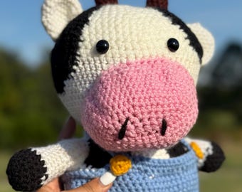 Peluche mucca all'uncinetto con salopette blu: Amigurumi fatto a mano