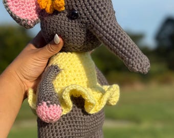Peluche elefante all'uncinetto: giocattolo fatto a mano con vestito giallo e girasole