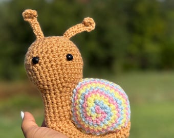 Peluche a forma di lumaca fatto a mano all'uncinetto - Conchiglia arcobaleno pastello Amigurumi