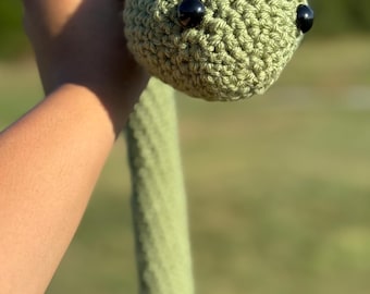 Peluche serpente verde fatto a mano all'uncinetto - Grazioso giocattolo amigurumi, regalo rettile