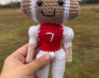 Peluche a forma di giocatore di football fatto a mano all'uncinetto / Bambola amigurumi a forma di giocatore di football / Regalo per il giorno della partita