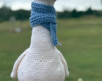 Peluche Cozy Goose - Oca bianca con cappello e sciarpa blu, regalo di arredamento rustico fatto a mano