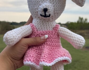 Coniglietto bianco fatto a mano all'uncinetto con vestito rosa / Morbido peluche coniglietto / Grazioso regalo per bambini o amanti dei conigli