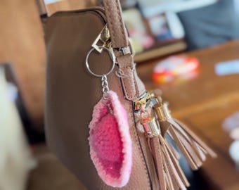 Portachiavi con cappello da cowboy rosa fatto a mano all'uncinetto - Grazioso accessorio e regalo