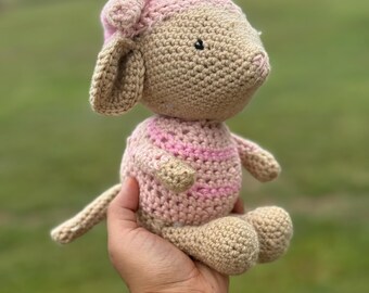 Topolino addormentato fatto a mano all'uncinetto in pigiama rosa - Grazioso peluche, regalo morbido per bambini e collezionisti, compagno di coccole per la buonanotte