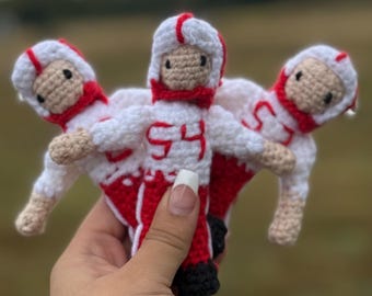 Portachiavi a forma di giocatore di football all'uncinetto - Mini bambola sportiva fatta a mano / Colori della squadra personalizzati