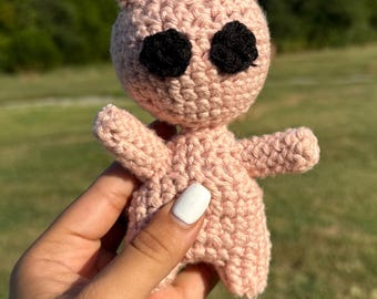 Peluche alieno all'uncinetto: decorazione da scrivania UFO amigurumi fatta a mano
