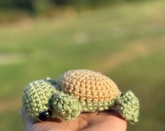 Mini tartaruga di peluche fatta a mano all'uncinetto - Piccolo amigurumi con occhi di sicurezza