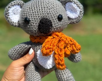 Peluche Koala all'uncinetto: animale di peluche amigurumi fatto a mano con sciarpa arancione