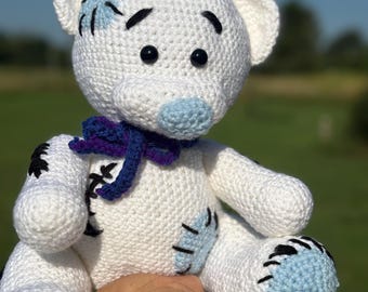 Orsetto bianco di peluche all'uncinetto: animale di peluche amigurumi fatto a mano con sciarpa
