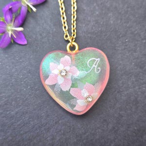Collar con inicial personalizado, colgante de corazón personalizado, joyería de resina con flor rosa, regalo para ella, adolescente o hermana, collar bonito hecho a mano.