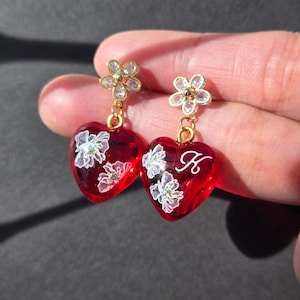 Pendientes con inicial personalizada: pendientes de corazón kawaii, joyería con letras personalizadas para ella, un bonito regalo colgante, estética suave para chica.