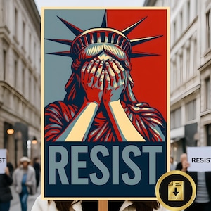 Puede incluir: Un cartel con la Estatua de la Libertad con las manos cubriendo su rostro, sobre un fondo rojo y azul. La palabra "RESIST" se muestra prominentemente debajo de la imagen. Personas en el fondo sostienen carteles con la palabra "RESIST".