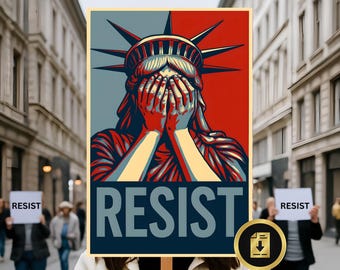 Könnte beinhalten: Ein Poster mit der Freiheitsstatue, die ihre Hände vor dem Gesicht hat, vor einem roten und blauen Hintergrund. Das Wort "RESIST" steht darunter. Im Hintergrund halten Menschen Schilder mit dem Wort "RESIST".