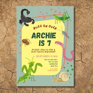 Puede incluir: Una invitación de cumpleaños de color verde azulado claro con insectos de dibujos animados. El texto dice "Buzz on Over Archie is 7" e incluye detalles de la fiesta. Se ilustran un escorpión, una araña, un saltamontes, un gusano y un caracol.