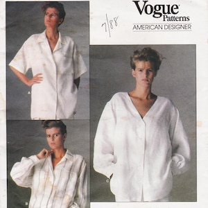 以下が含まれることがあります： Vogue Patterns American Designerの縫製パターン封筒。ボタンダウンシャツの3つのバリエーションが掲載されています。半袖シャツ、長袖ストライプシャツ、Vネックの長袖シャツのデザインで、すべて白を基調としています。