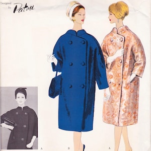 Peut inclure: Illustration de mode vintage avec deux femmes en manteaux. L'une porte un manteau bleu vif avec de gros boutons et un sac à main assorti. L'autre femme porte un manteau à motifs floraux. Le texte "Designed by Patou" est en haut.