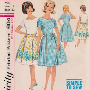 Peut inclure: Patron de couture vintage avec des illustrations de robes et de jupes pour femmes. Les modèles comprennent une robe en vichy bleu, un haut blanc avec une jupe fleurie et un haut blanc avec une jupe fleurie. Le texte indique "Miss Size 12 Bust 32" et "Simple to Sew."