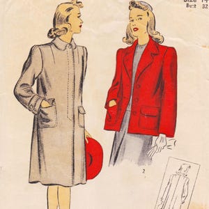 以下が含まれることがあります： ヴィンテージファッションイラスト。2人の女性がコートを着ています。一人はポケット付きの薄いベージュのコート、もう一人は赤いジャケットを着ています。赤い帽子は、ベージュのコートを着た女性が持っています。ヴィンテージファッションイラスト。