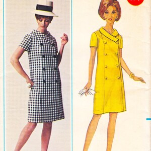 Peut inclure: Deux robes vintage sont présentées. L'une est à carreaux noirs et blancs avec des manches courtes et des boutons noirs. L'autre est une robe jaune vif avec des manches courtes et des boutons dorés. Les deux robes ont un style rétro.