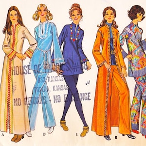 以下が含まれることがあります： 1970年代のヴィンテージファッションを着た女性5人のイラスト。オレンジと黄色のトリムが付いた長いベージュのドレス、水色のチュニックとパンツ、青いチュニックとレギンス、オレンジのコートとパンツ、柄入りのジャンプスーツなどの衣装が含まれています。「HOUSE OF FARIS」の文字が見えます。