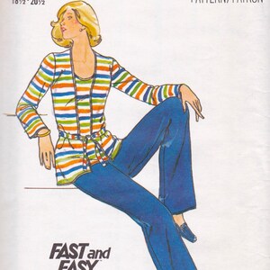 Peut inclure: Illustration d'une femme portant un haut rayé et un pantalon bleu. Le haut présente des rayures horizontales orange, vertes, bleues et blanches. Le pantalon est bleu uni. Le texte "FAST and EASY" est en bas.