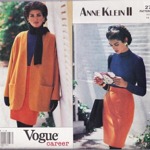 以下が含まれることがあります： アン・クラインIIのVogue Career裁縫パターン封筒。マスタードイエローのオープンカーディガン、ブルーのハイネックトップス、オレンジ色の膝丈スカートが特徴です。カバーには、黒いスカーフとバッグを合わせた同じ服装の画像が2枚掲載されています。
