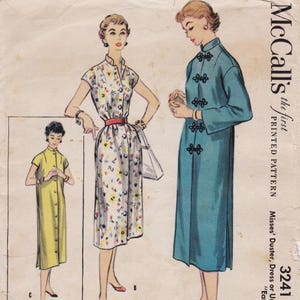 以下が含まれることがあります： McCall's 3241の型紙封筒。ボタンフロントの黄色いドレス、赤いベルト付きの花柄ドレス、装飾的なトグルボタンが付いた長袖のティールカラーのダスターコートという3種類の衣服スタイルのイラストが描かれています。