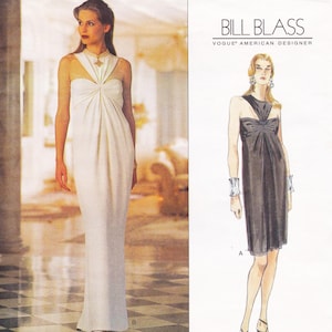 Peut inclure: Une robe blanche longue, avec un col halter et un corsage froncé. La robe est associée à un collier doré. Un dessin d'une robe de cocktail noire est à droite, avec le texte "BILL BLASS" et "VOGUE AMERICAN DESIGNER".
