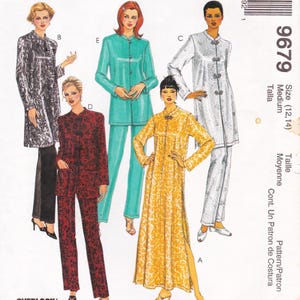 Peut inclure: Un patron de couture présentant différents ensembles de pyjamas et une longue robe. Les vêtements sont de différentes couleurs et motifs, y compris des motifs floraux et unis. Le patron comprend le numéro 9679 et des informations de taille.
