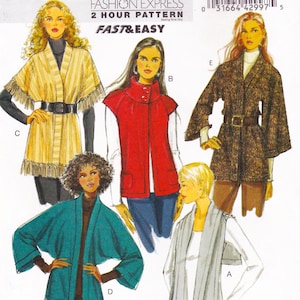 Peut inclure: Ensemble de trois mugs en céramique avec une finition mate et mouchetée. Les tasses sont de couleur crème, gris clair et gris foncé. Design simple et minimaliste, parfait pour le café ou le thé.