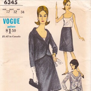 以下が含まれることがあります： ヴィンテージVogueパターン。女性のスーツとドレスのイラストが特徴です。メイン画像は、ダークスーツとスカートを着た女性を示しています。パターンサイズは12で、バスト81cm、ヒップ86cmです。