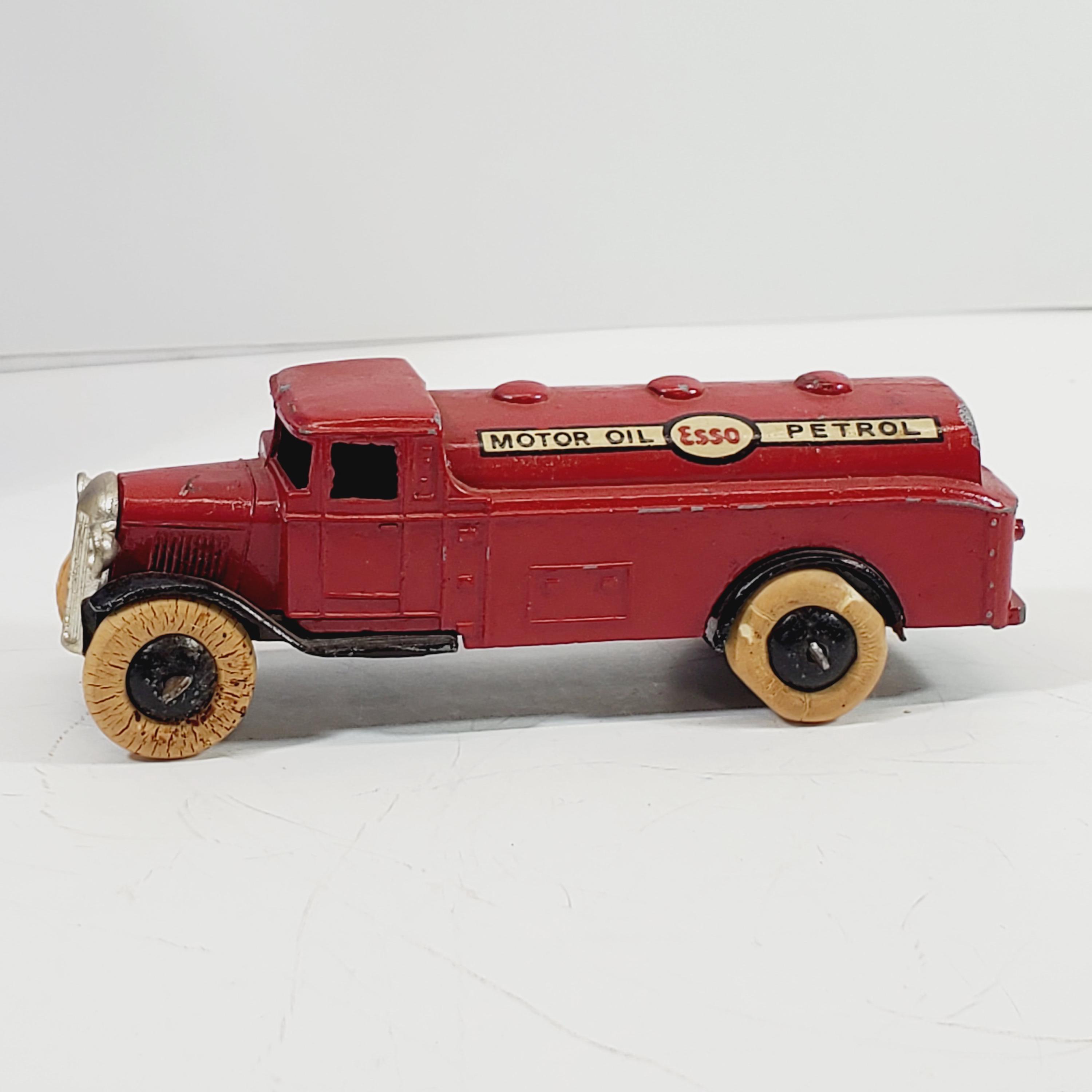 Dinky　ディンキー　 ESSO 　エッソ Tanker　８輪　蛸トラック Vectis Auctions | Dinky No.945 AEC \u0027Esso\u0027 Fuel Tanker - white cab