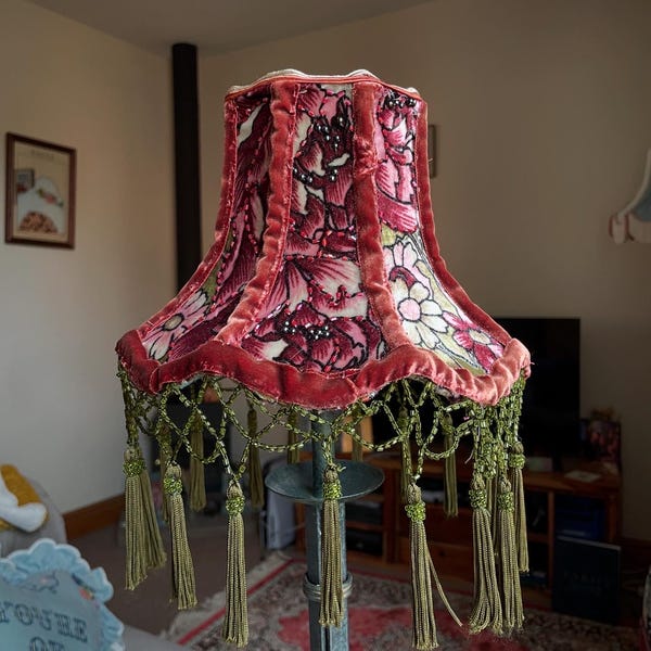 Paralume vintage in velluto con perline / Paralume in tessuto floreale vittoriano con frange / Paralume per lampada da tavolo in stile antico fatto a mano