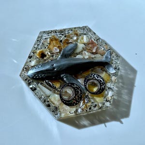 3D Shark Resin Jewelry Dish – Handmade Ocean Trinket Tray, Beach Lover Gift, Nautical Home Decor with Natural Stones shell