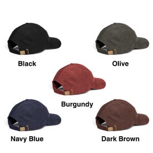 Pu&ograve; includere: Cappellini da baseball in nero, verde oliva, bordeaux, blu navy e marrone scuro. Ogni cappellino ha una visiera curva e un cinturino regolabile con fibbia in metallo color oro. I nomi dei colori sono visualizzati sotto ogni cappellino.