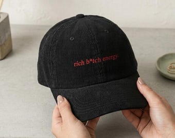 berretto in velluto a coste con scritta "rich b*tch energy" / cappello da baseball vintage ricamato