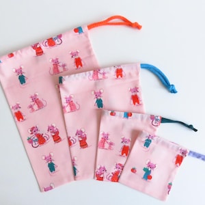 Bolsas con cordón de tela Heather Ross 'Country Mouse Pink'.