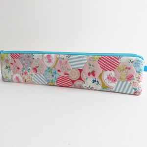 Astuccio sottile e lungo Trefle Kokka Animali e altri tessuti misti EPP Hexie Patchwork con cerniera