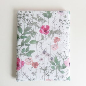 Średniej wielkości etui na książkę z materiału Liberty Lawn 'Irma Meadow X', okładka książki.