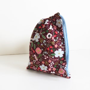 Bolsa pequeña con cordón metalizada Wild Rose de Rifle Paper Co.