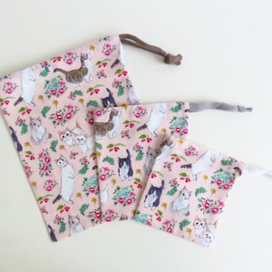 Bolsas con cordón de tela con estampado de gato japonés.