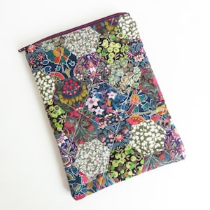 Étui pour liseuse Kindle E, housse en tissu matelassé Liberty Lawn Epp Hexie avec fermeture à glissière.