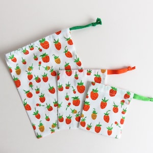 Bolsas con cordón de tela con estampado de fresas de Heather Ross.